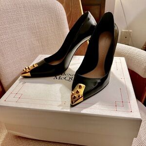 Beautiful pair of Alexander McQueen heels!